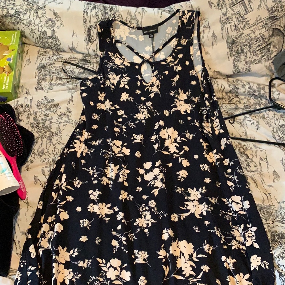 Cute spring dress!